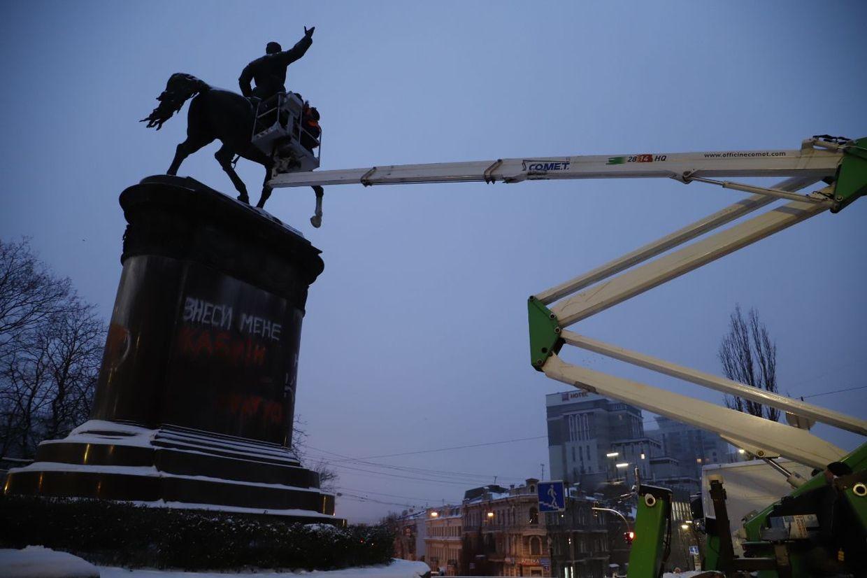 Kyiv authorities begin dismantling prominent Soviet-era statue in city center