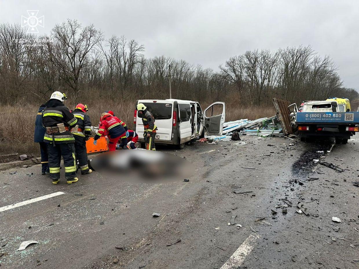 Vehicle crash in Kharkiv Oblast kills 6, injures 5