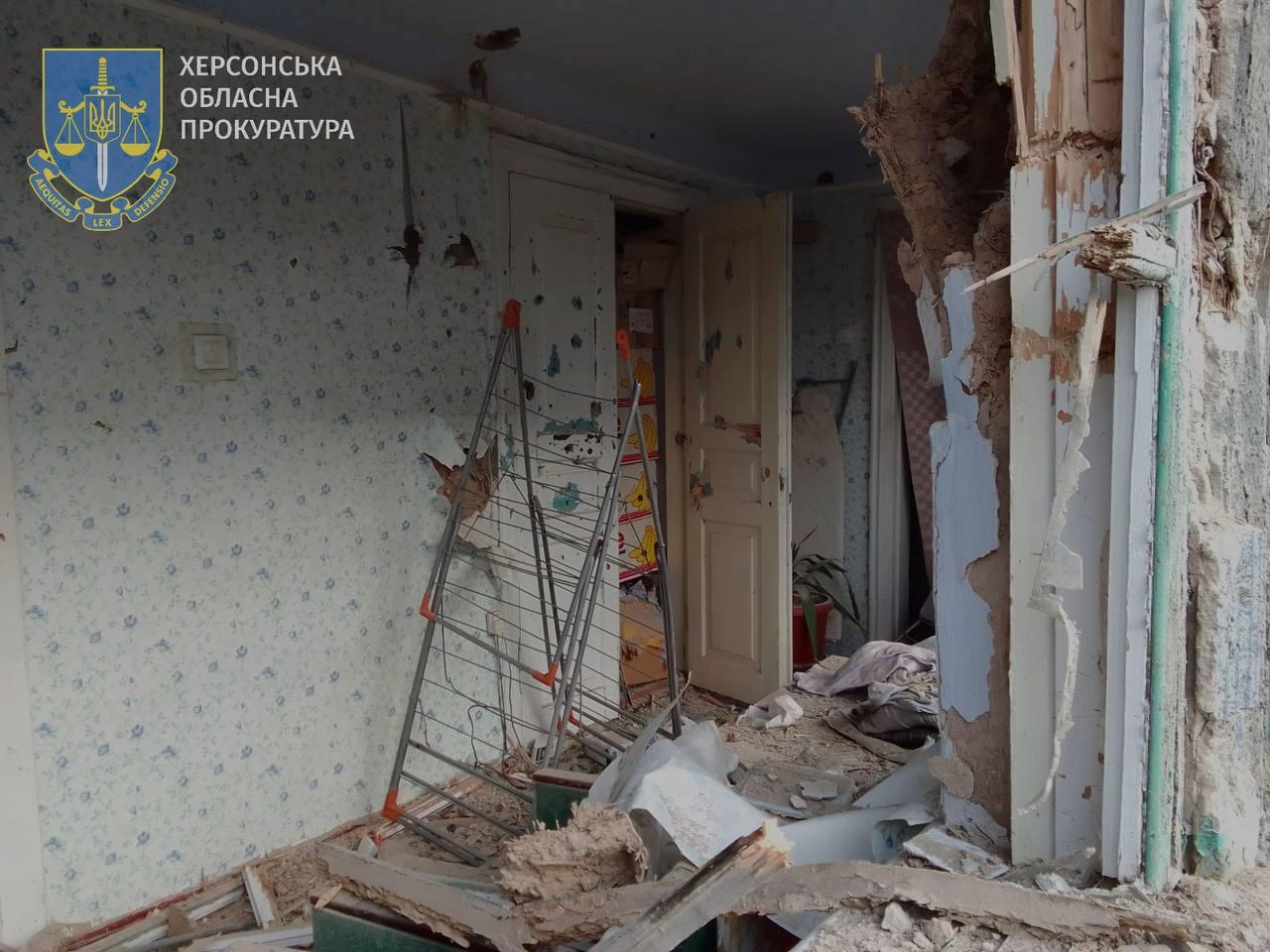 Russian shelling of Kherson injures woman