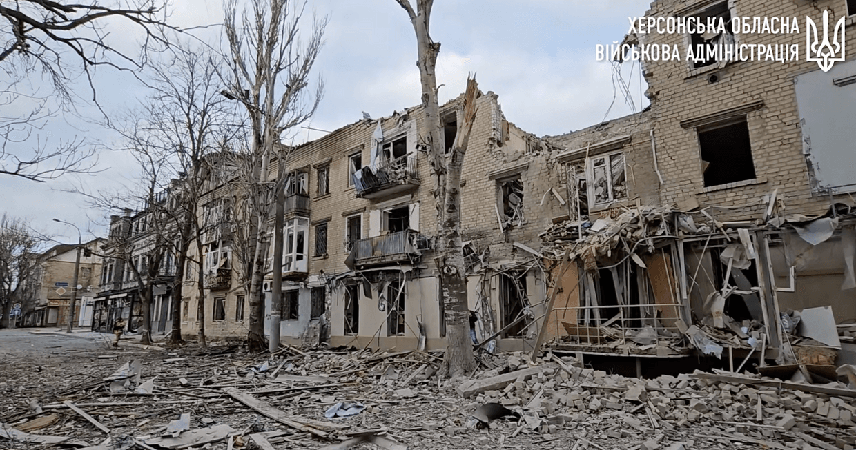 Governor: Russian air strike on Kherson injures 2, damages residential buildings