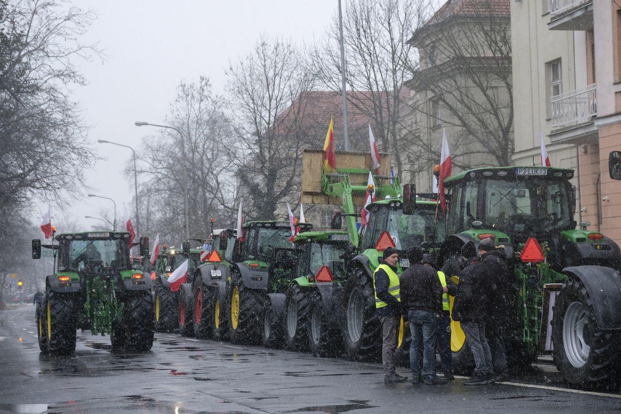 Update: Polish farmers launch blockade at 3 crossings on Ukraine border