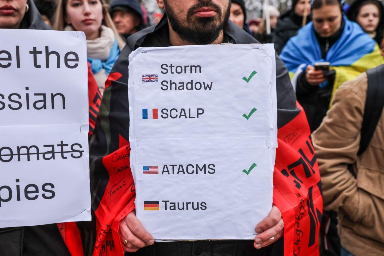UK boosts Kyiv's arsenal with more Storm Shadows amid Starmer's support pledge, Bloomberg reports
