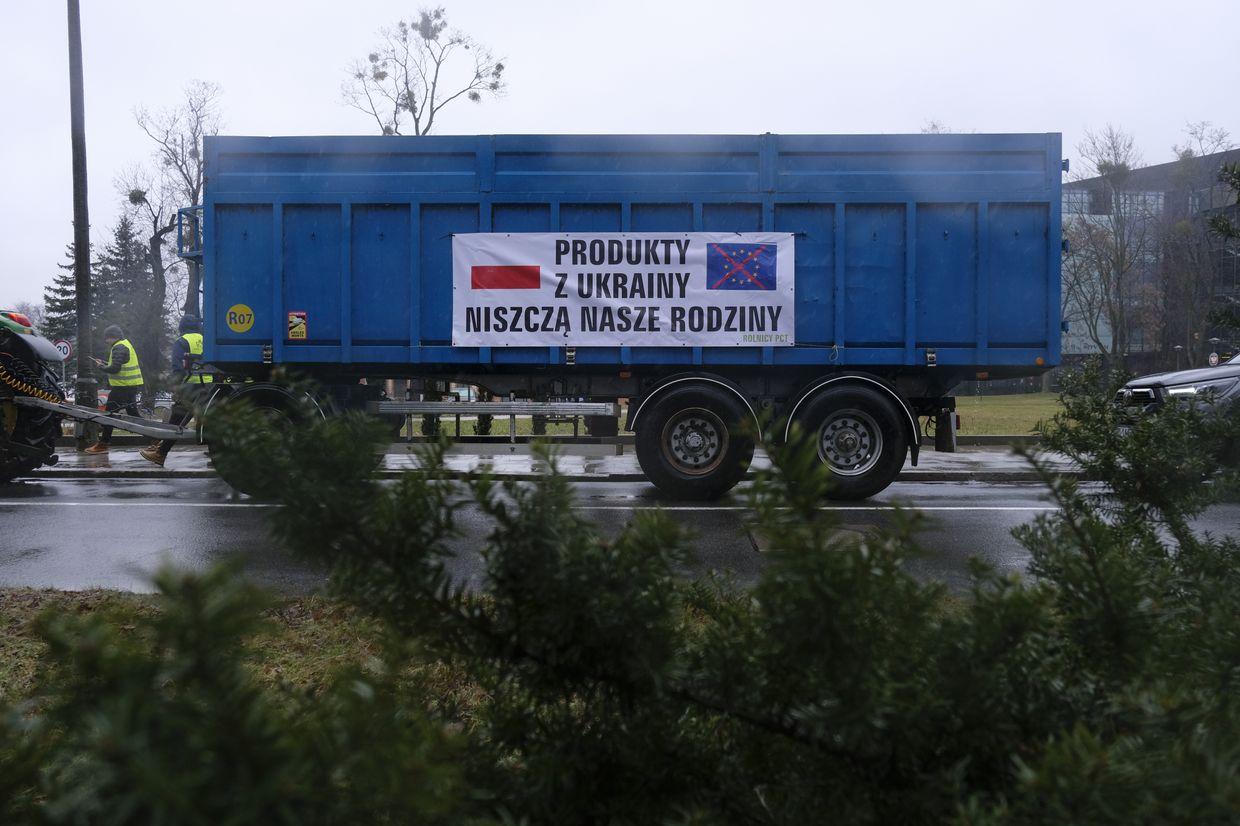 Ukraine's infrastructure minister holds talks with Polish official after buses blocked at border