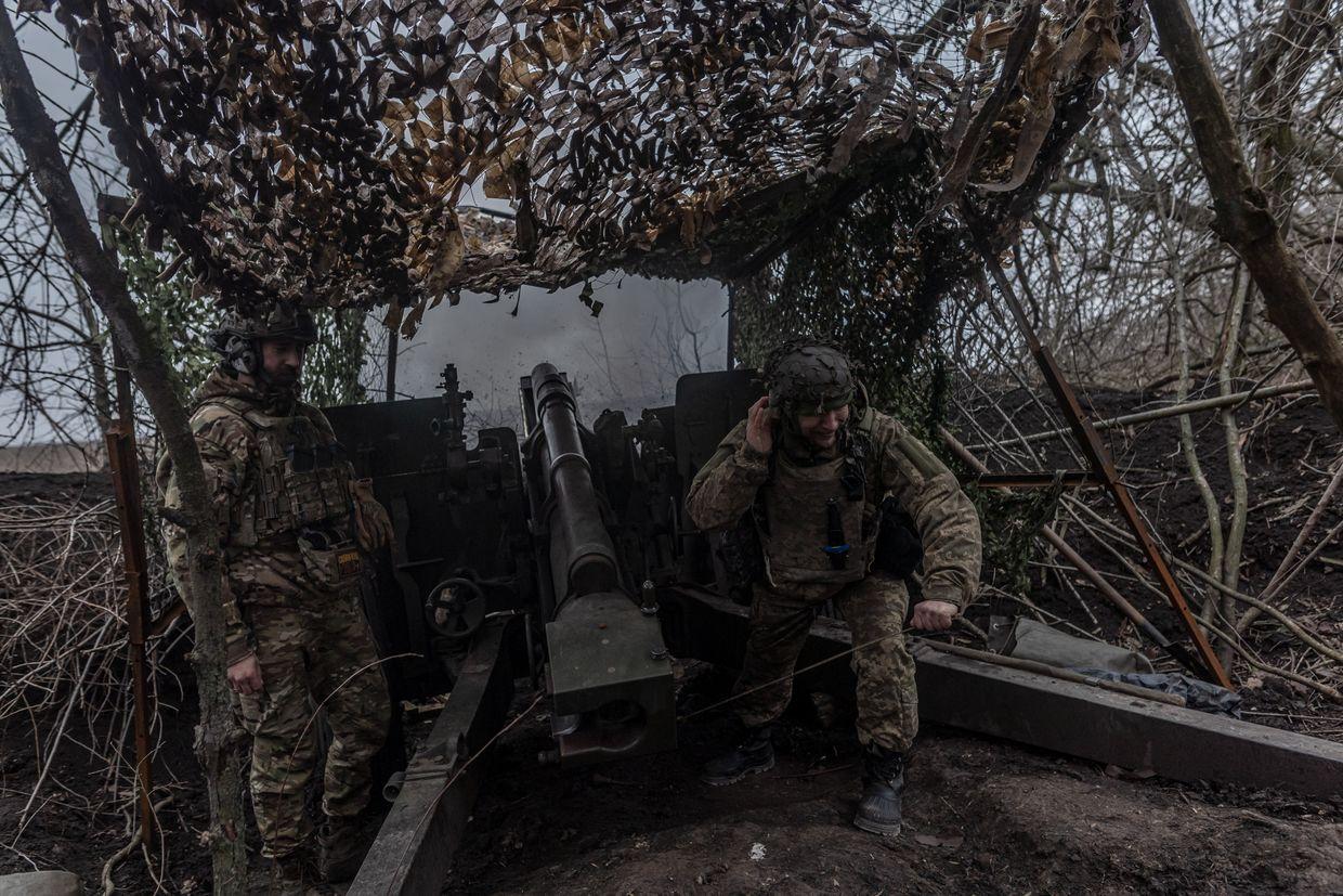Ukrainian soldiers of the 71th Brigade fire shells in the direction of Avdiivka.