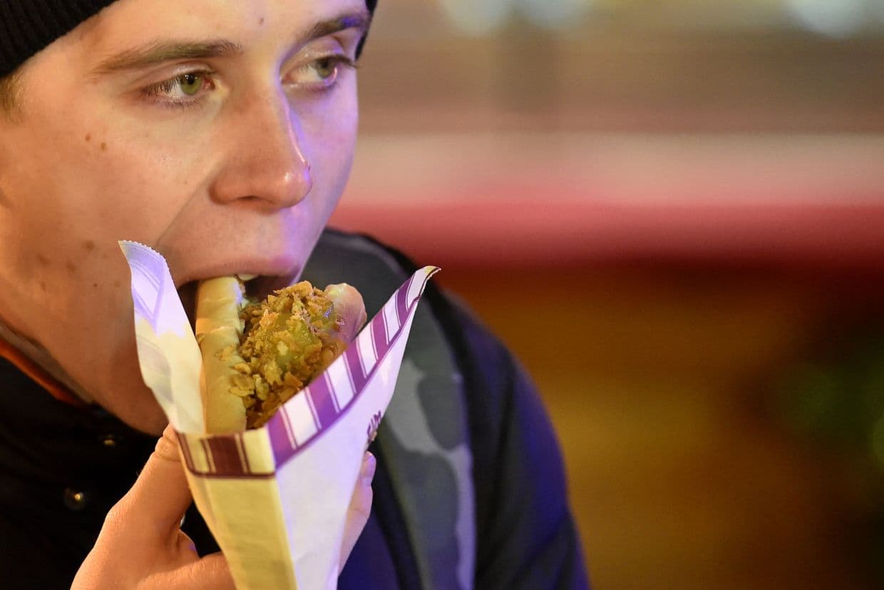 Russians still enjoying American burgers and sandwiches as companies refuse to leave