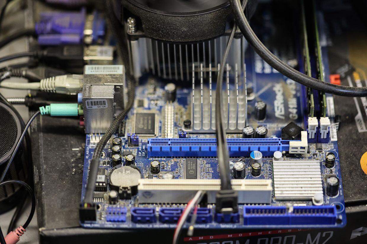 Russian media: Chinese banks block payments from Russia for electronic parts