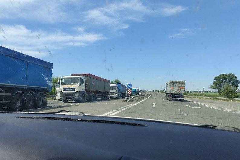 Media: Truckers briefly block Kyiv-Odesa highway over mobilization law