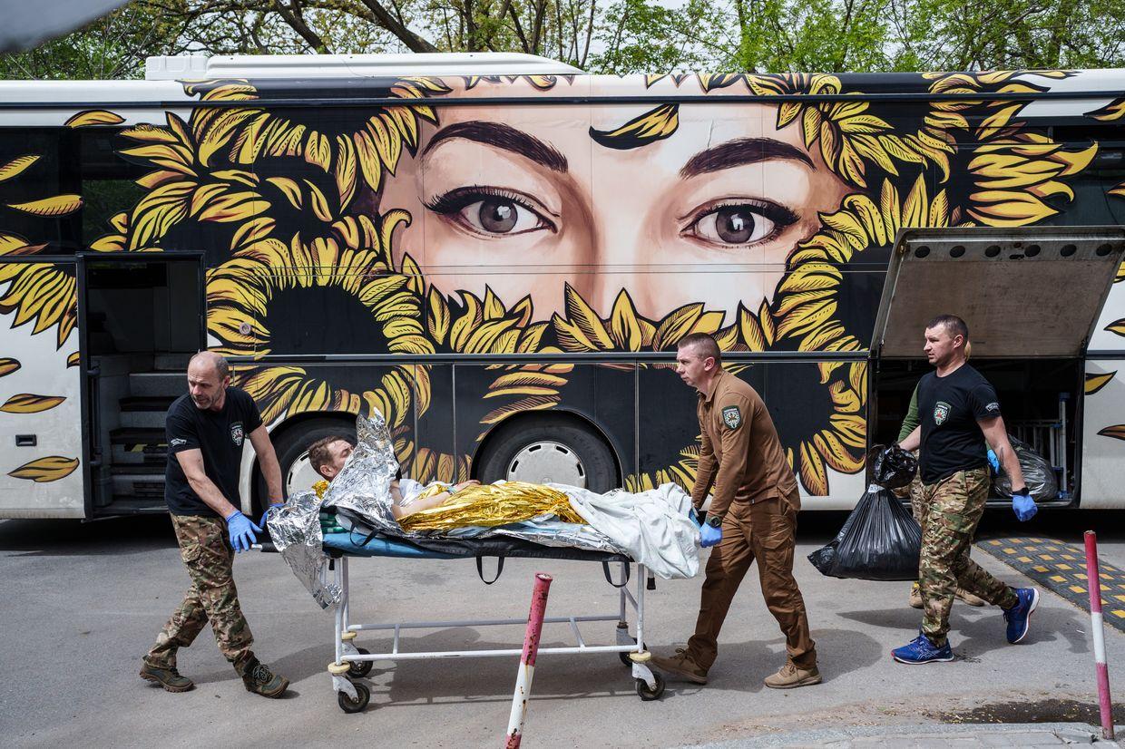 The road from death to life: Medics evacuate wounded Ukrainian soldiers amid intensified fighting (Photo)