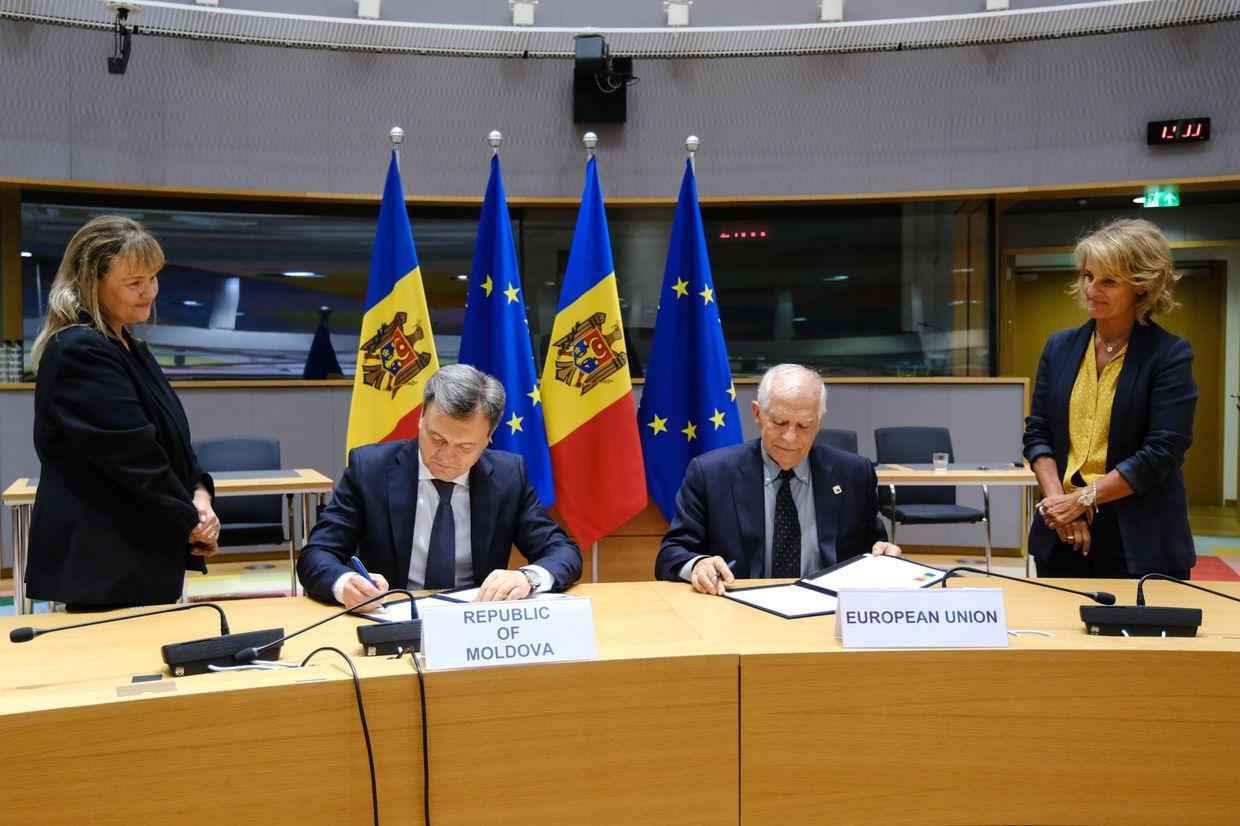 Moldova, EU sign pact on security, defense