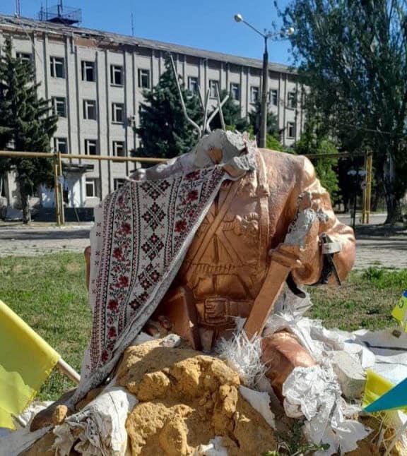 Monument honoring Ukrainian revolutionary Nestor Makhno destroyed by Russian missiles