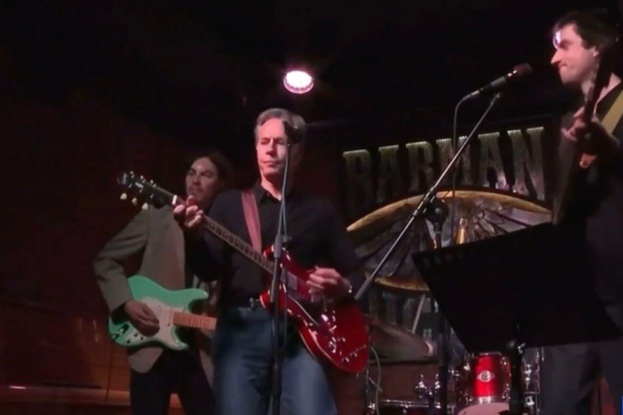 Blinken sings, plays guitar with local band in Kyiv