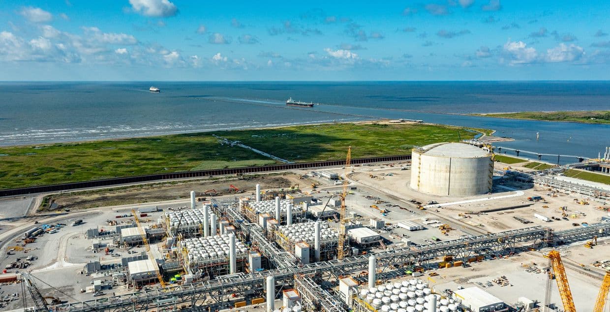 FT: Ukraine signs first major deal with US company for LNG supplies