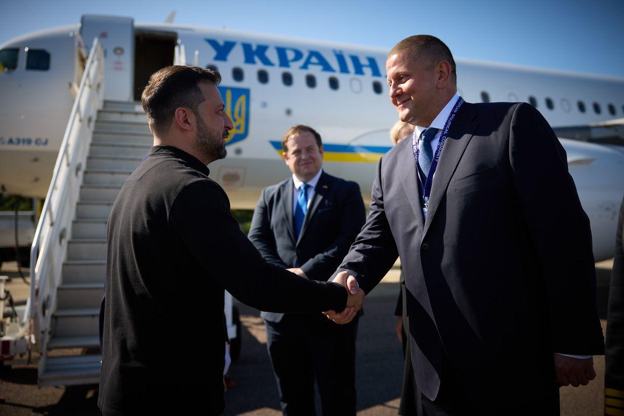 Zelensky arrives in UK, meets Zaluzhnyi