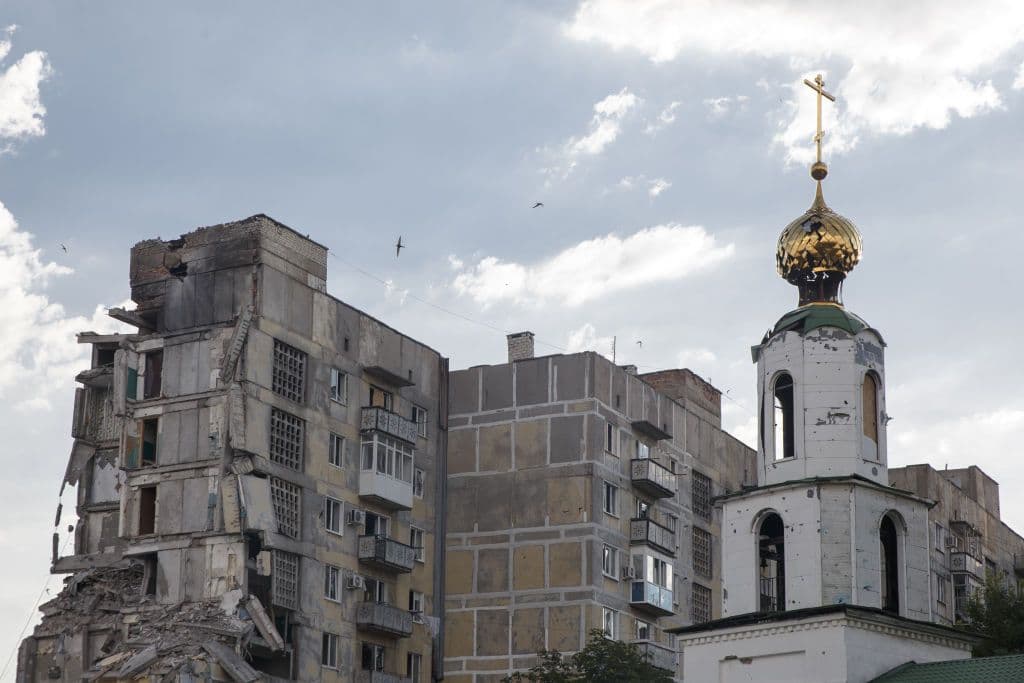 A view of a damaged building in the town of Niu-York, Ukraine.