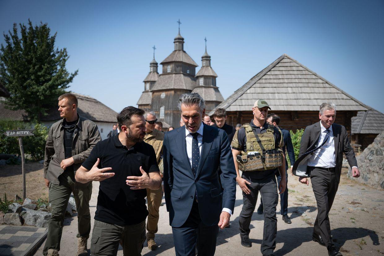 Dutch PM makes surprise visit to Ukraine, announces new aid package
