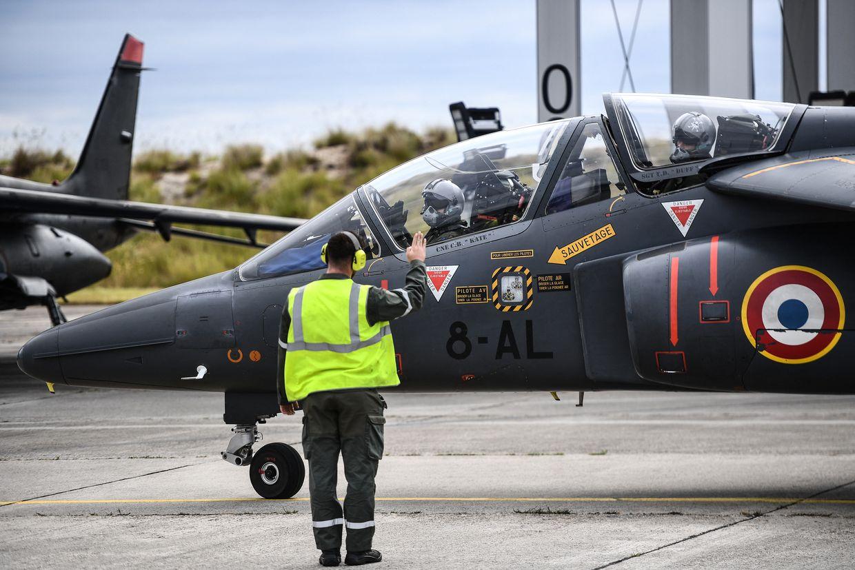 First group of Ukrainian pilots complete French jet training