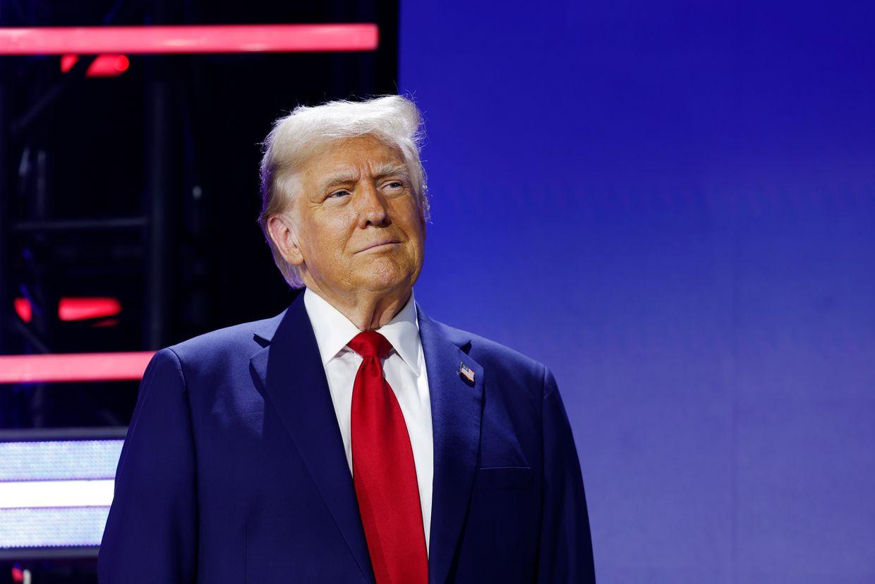 Trump urges Putin to avoid escalation in Ukraine, WP reports