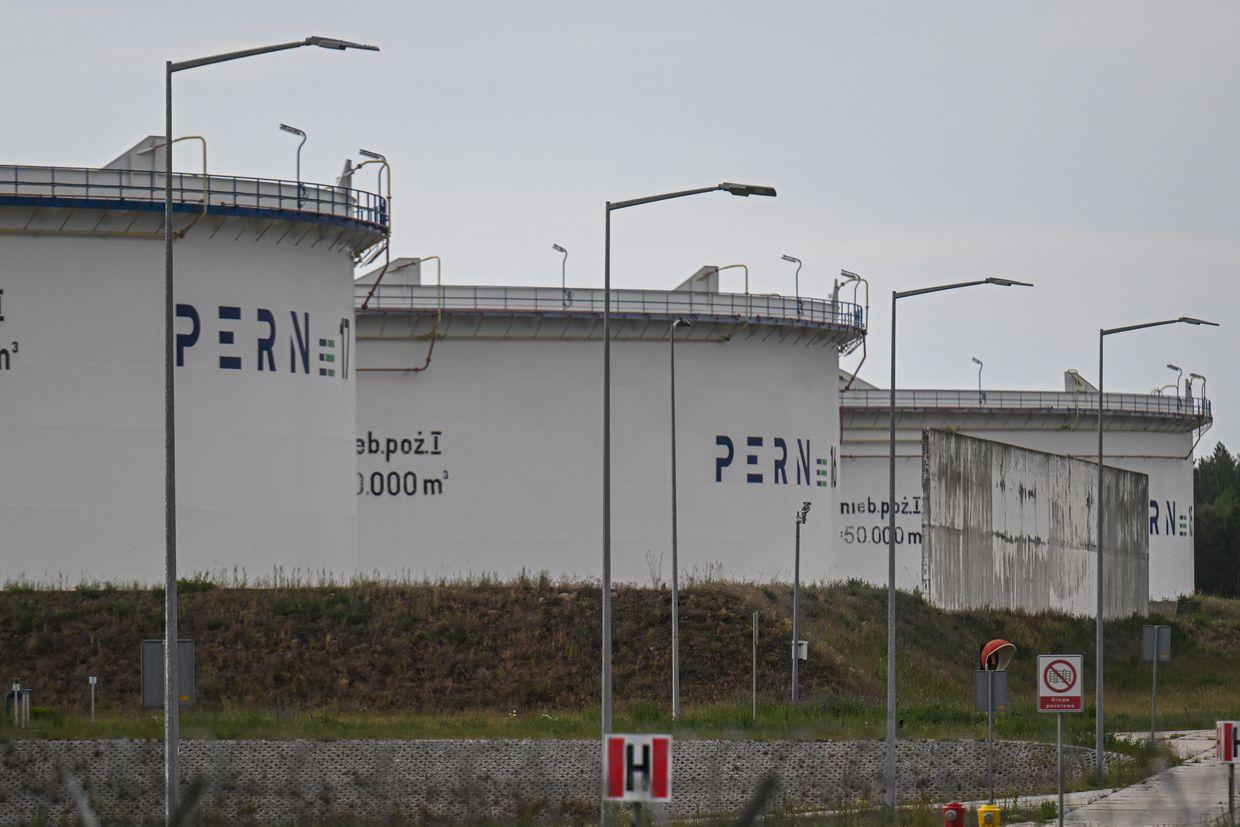 Poland shuts down Druzhba pipeline section after oil leak