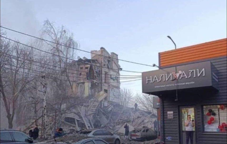 Russia strikes apartment building in Kryvyi Rih on Christmas Eve, at least 1 killed, 15 injured
