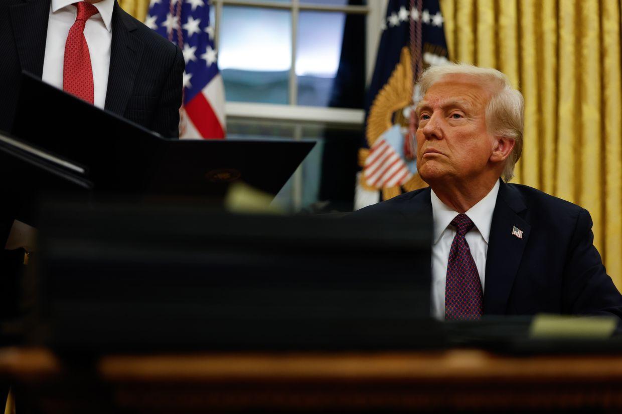  U.S. President Donald Trump signs executive orders in the Oval Office in Washington, DC, on Jan. 20, 2025.