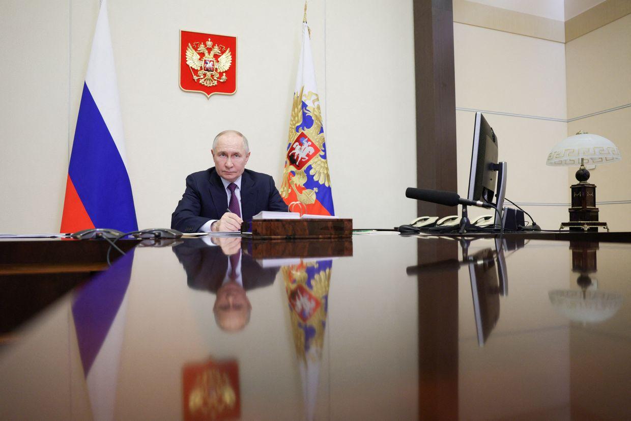 Putin assembling veteran negotiators for talks on ending Ukraine war, Bloomberg reports