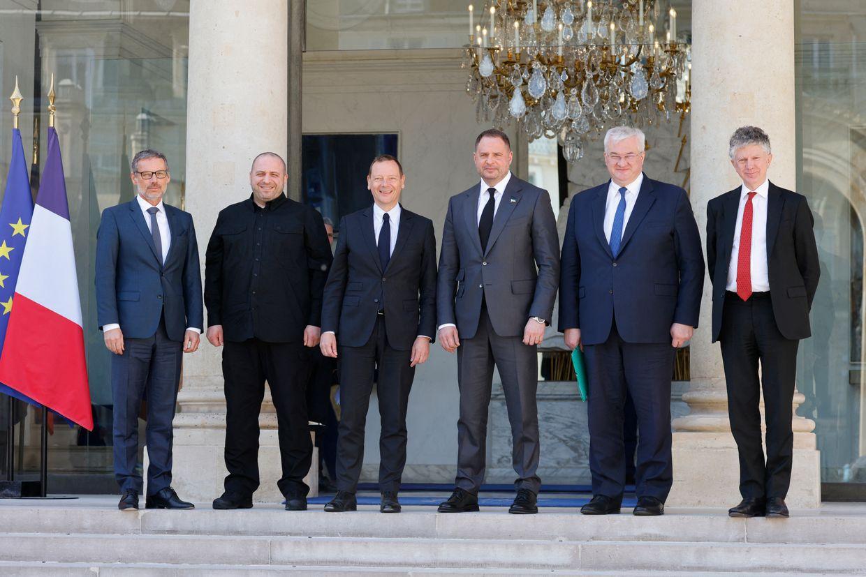 Top Ukrainian officials arrive in Paris for talks with European, US officials