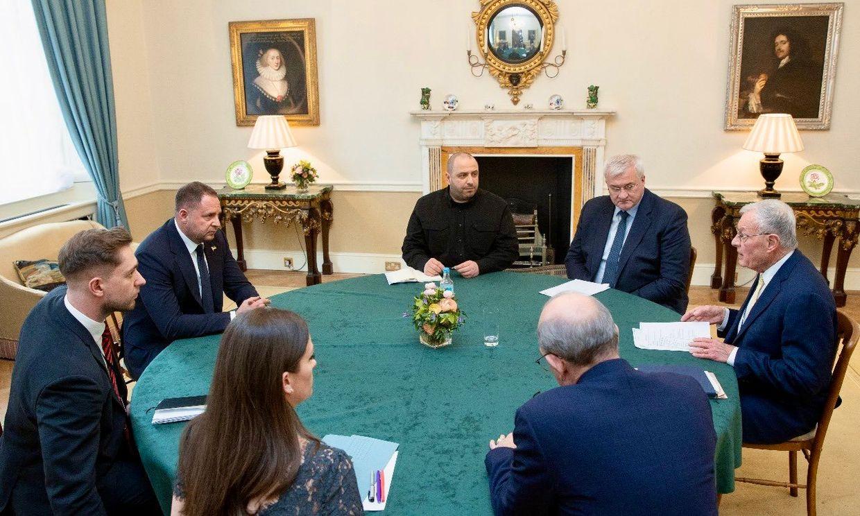 Ukraine insists on unconditional ceasefire at London peace talks