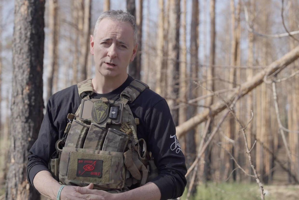 Republican US Congressman Fitzpatrick visits Ukraine’s front line, signs a shell for Putin
