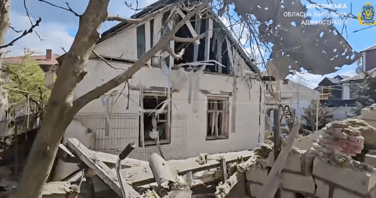 Russian attacks on Kherson kill 3, injure 2