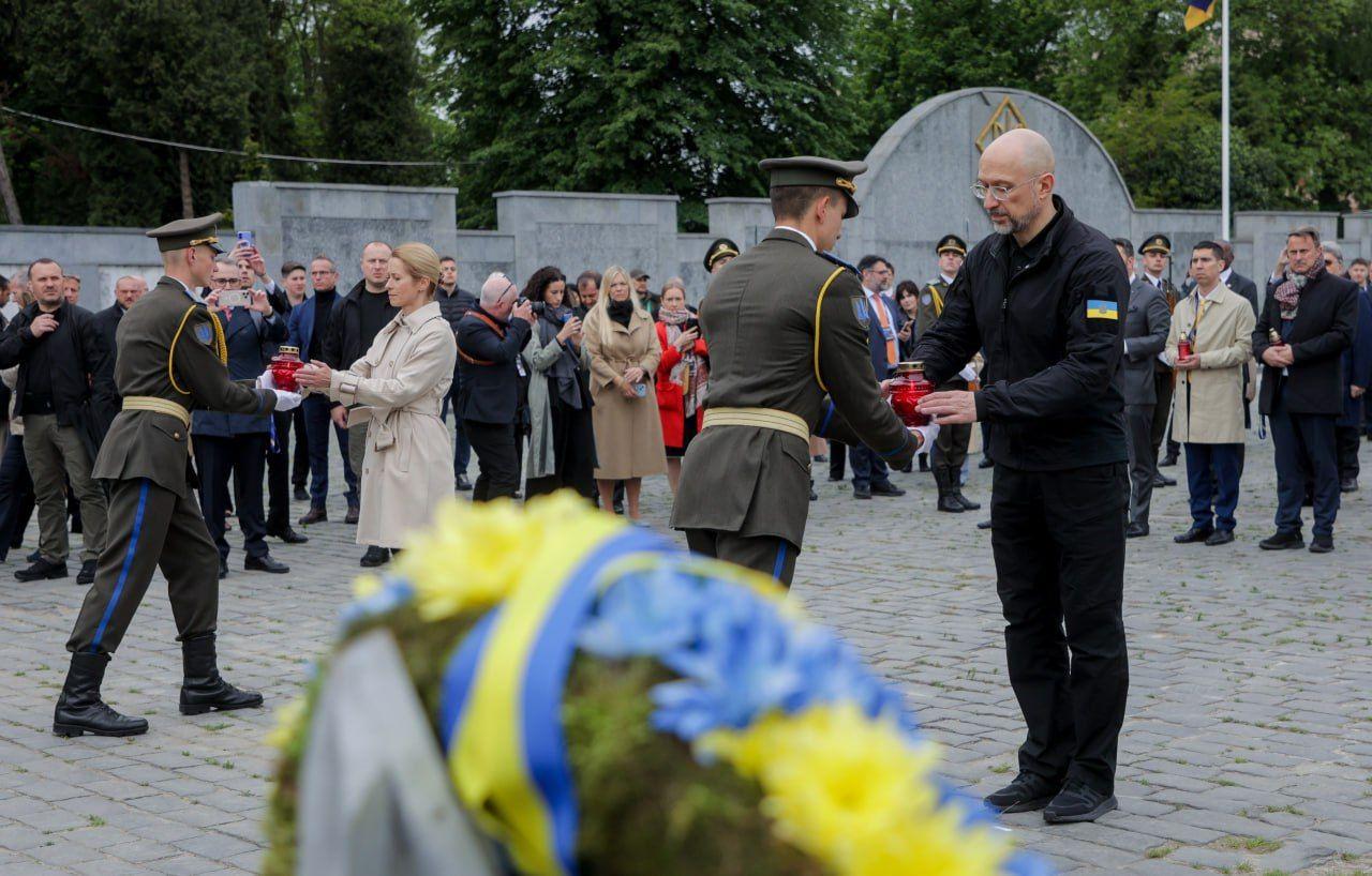 EU diplomats honor fallen soldiers in Lviv, pledge more Ukraine support