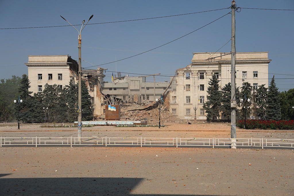 Russia bombs central Kherson, partially destroys regional administration building