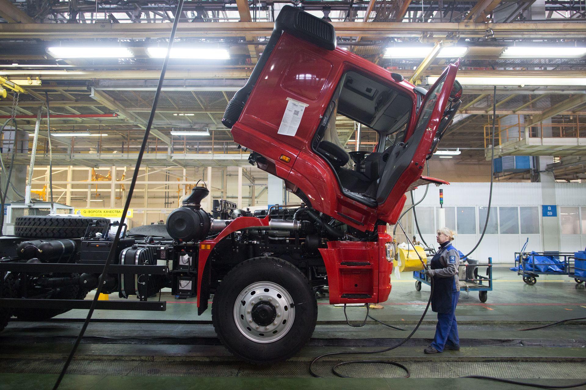 In latest sign of Russian economy woes, Kamaz truck company cuts working week due to market collapse