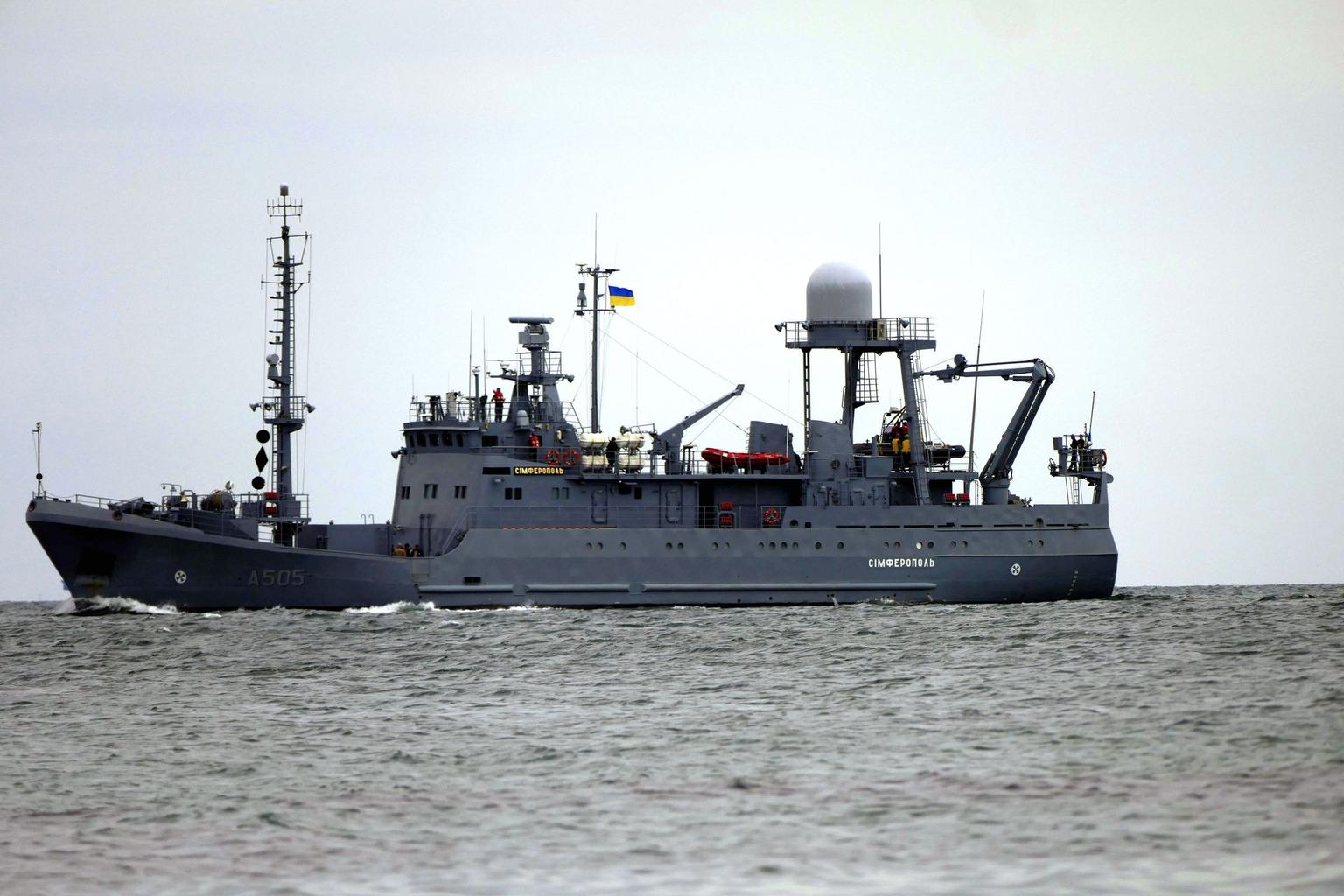 Russia hits Ukrainian vessel, killing 1 crew member, injuring others, Navy says