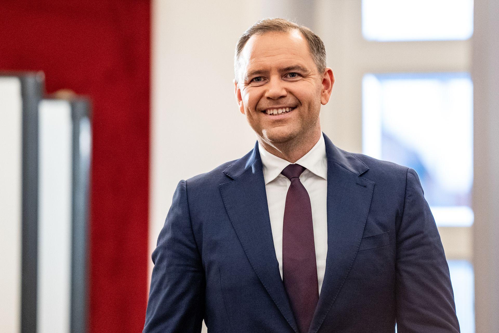 Polish president vetoes Ukraine aid law, threatens Starlink services for Ukraine