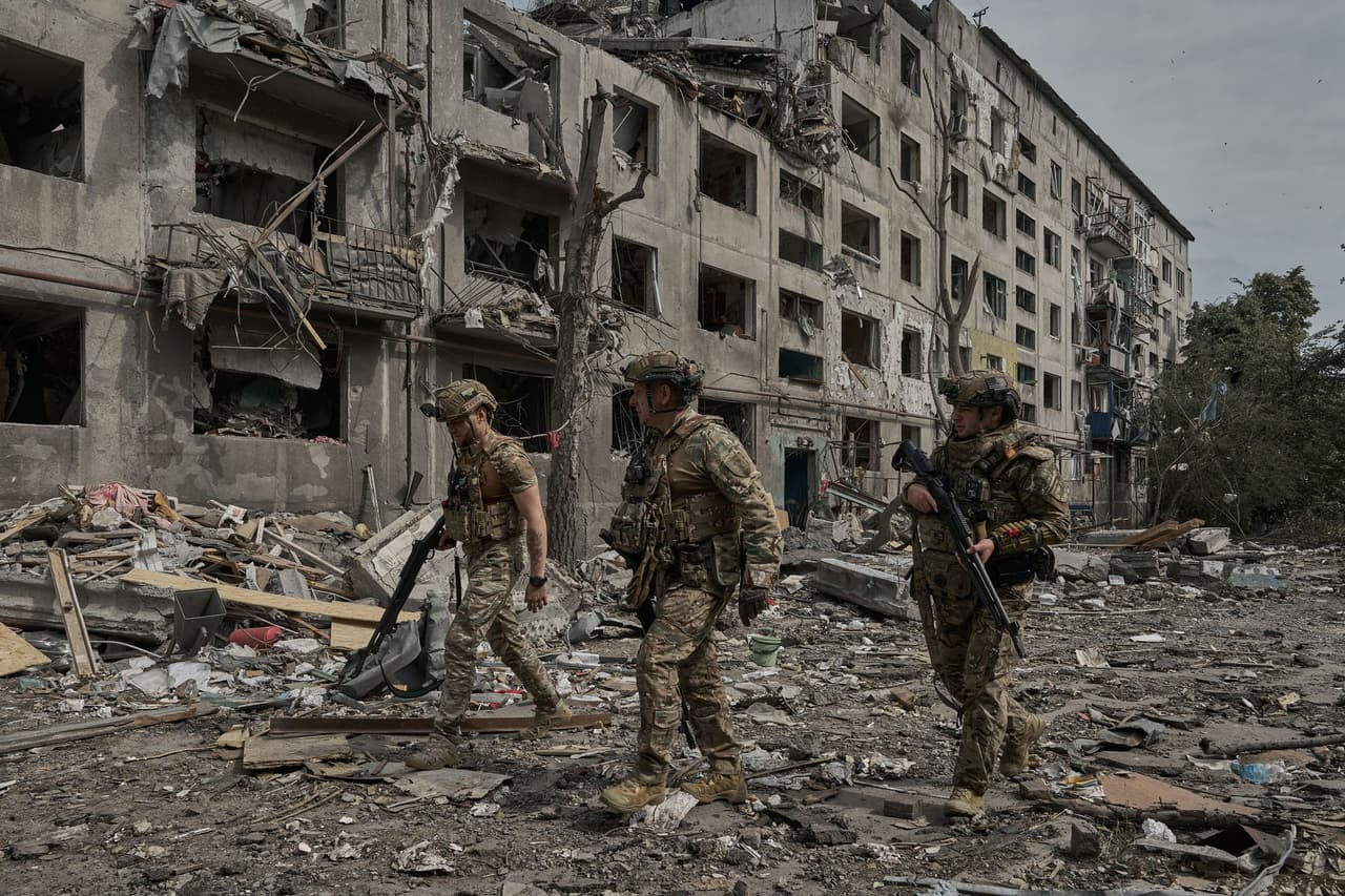 Hundreds of Russian troops inside Pokrovsk, military reports