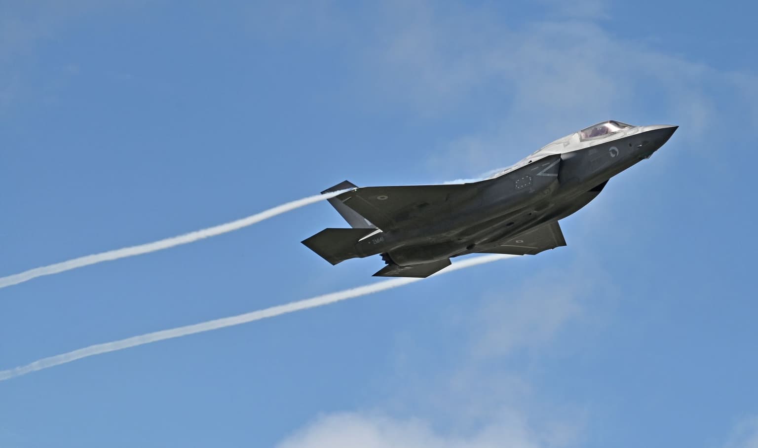 Estonia open to hosting UK's nuclear-capable F-35 jets, minister says after Russian incursion