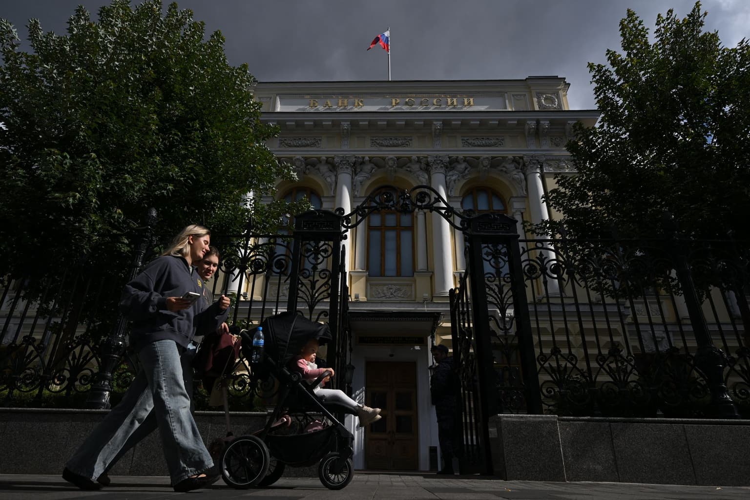Russian Central Bank cuts interest rate from 18% to 17%