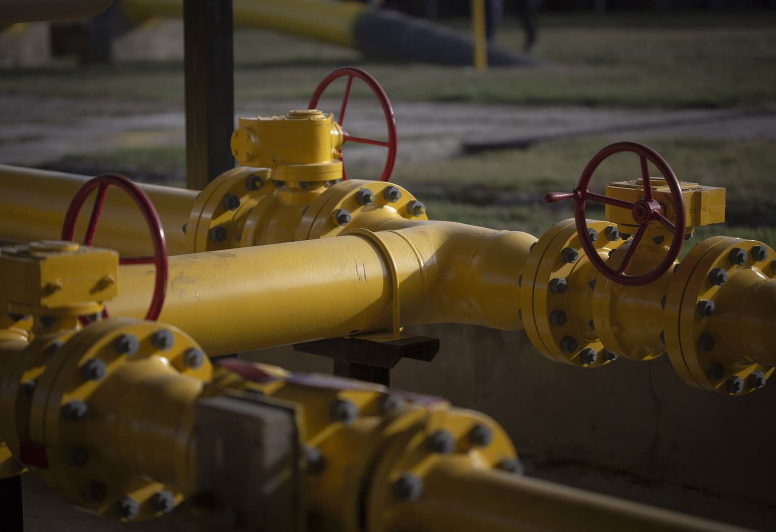 Oil prices dip modestly amid Gaza ceasefire, stalled Ukraine peace talks