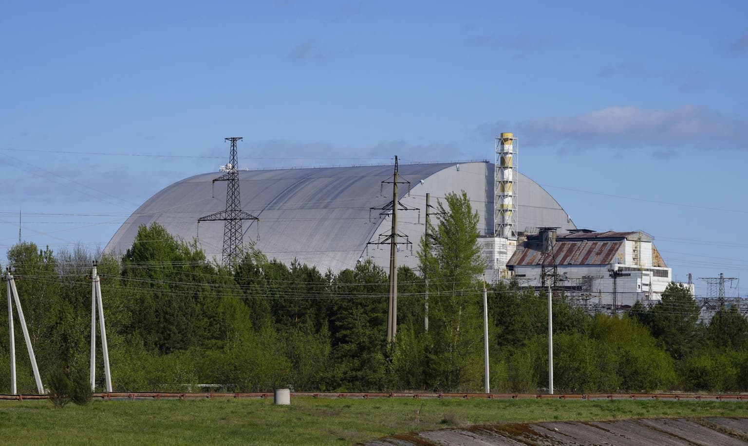 Chornobyl Nuclear Plant loses power after Russian attack on nearby town, Energy Ministry says