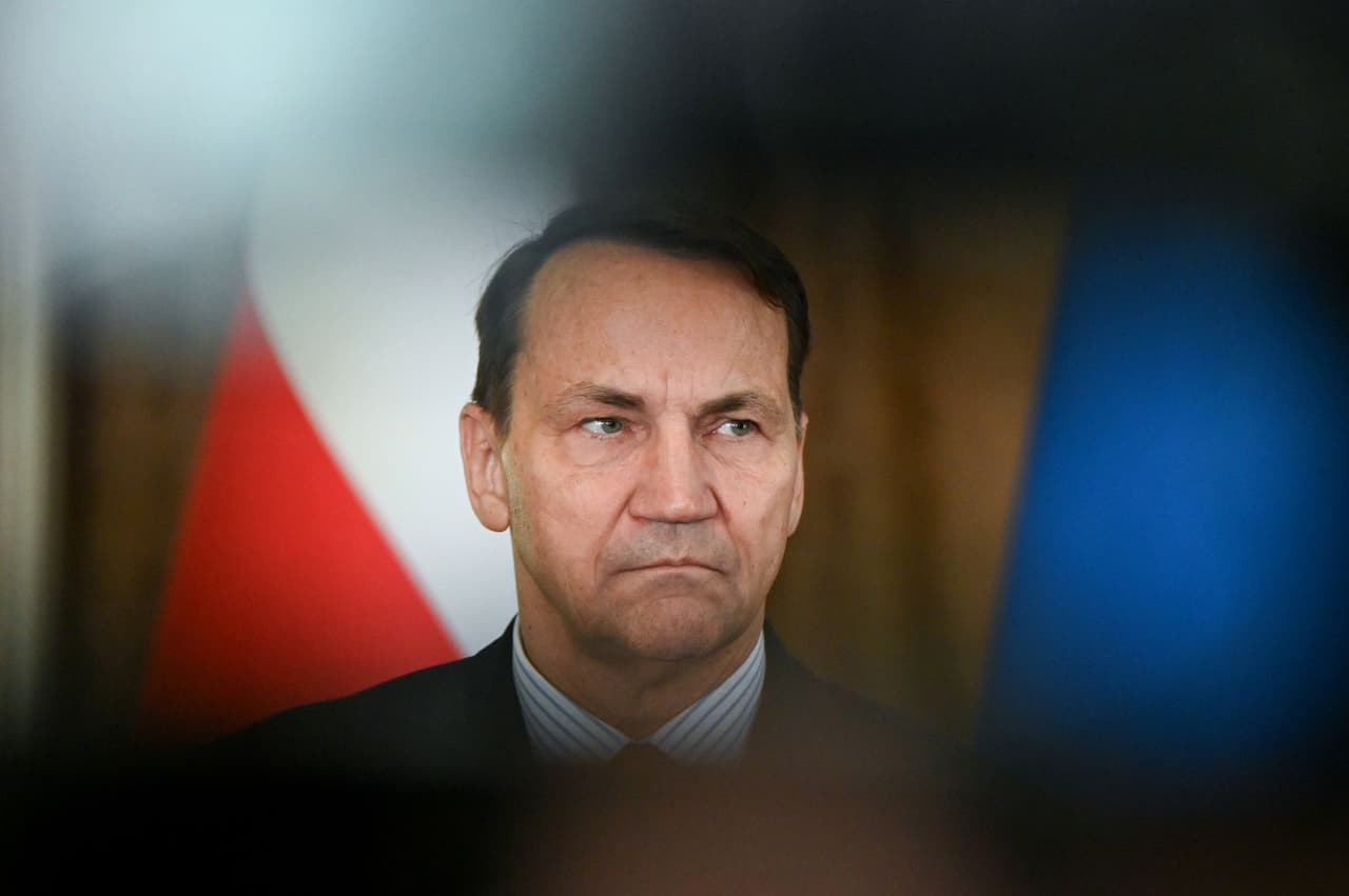 Polish FM criticizes Nawrocki's decision to strip Zelensky of top honor