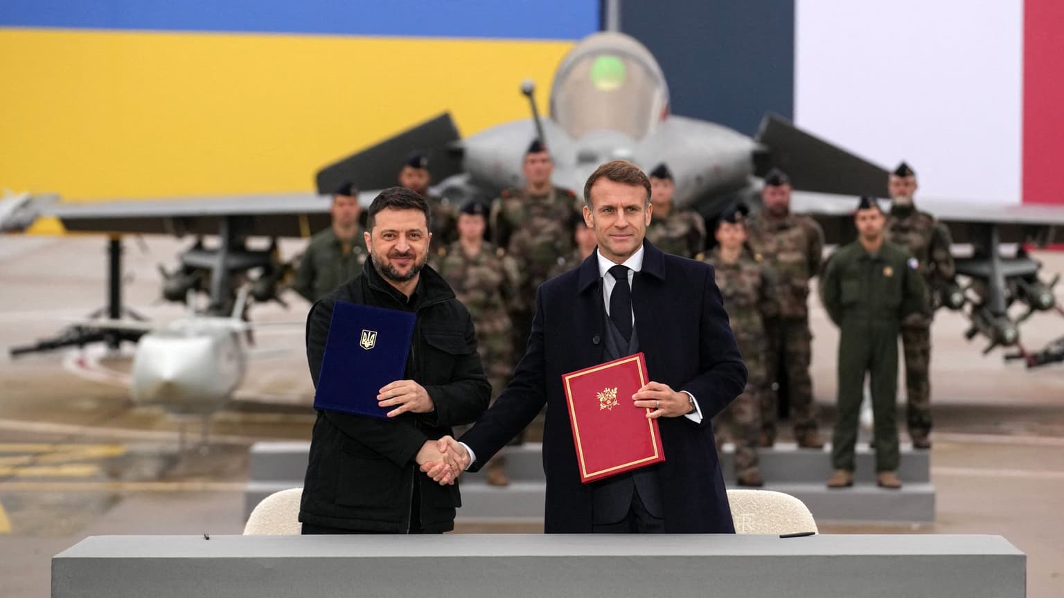 France’s President Emmanuel Macron (R) and President Volodymyr Zelensky (L) near Paris, France, on Nov. 17, 2025.