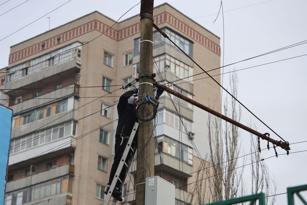 Russia strikes Kherson thermal plant, cuts residents from heating