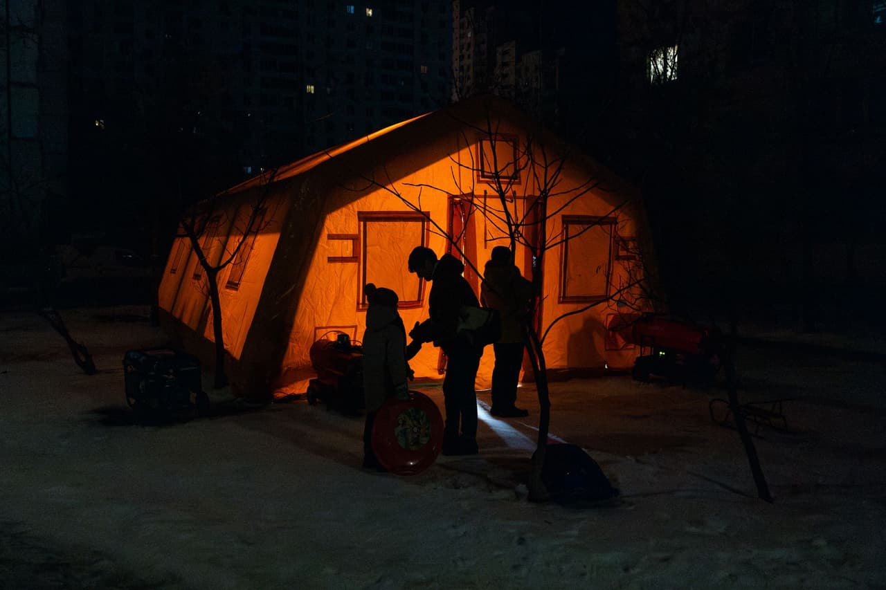 'Russia is trying to disconnect Kyiv' — Supermarkets, public transport struggle after yet more strikes on energy infrastructure