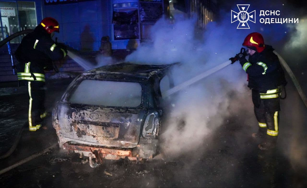 1 killed, 2 injured in Russian strikes on residential building, gas pipeline in Odesa