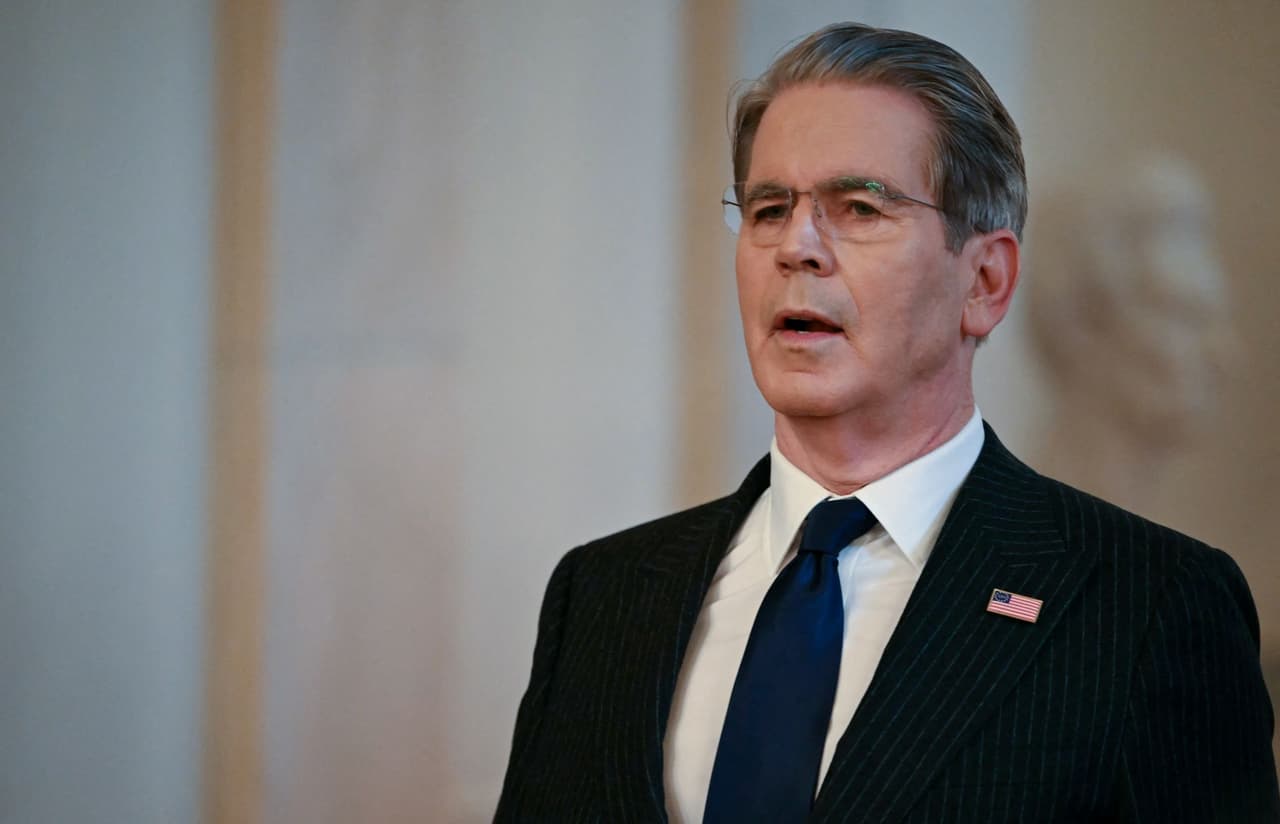 US temporarily eases Russian oil sanctions as Iran war drives price surge