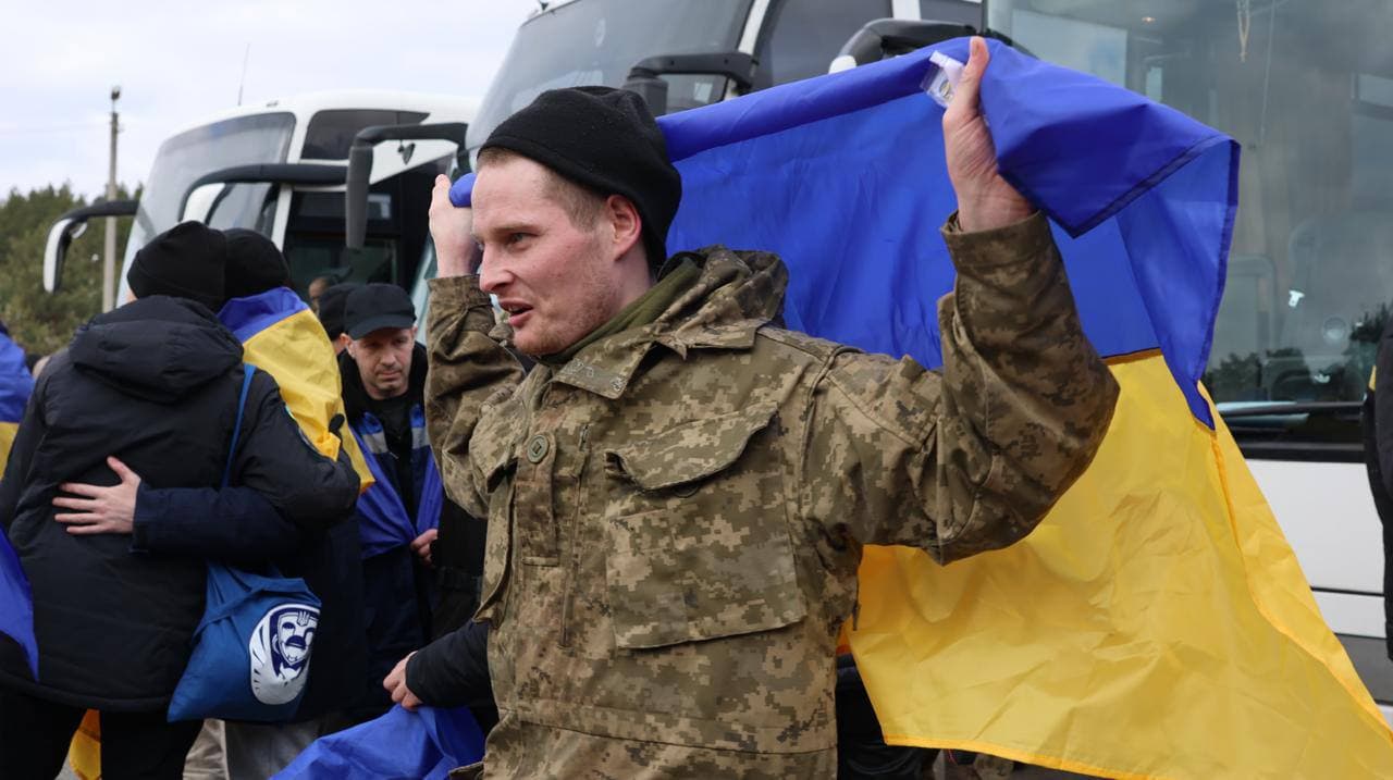 Ukraine war latest: Ukraine brings home 300 POWs, 2 civilians in 2nd stage of major prisoner swap