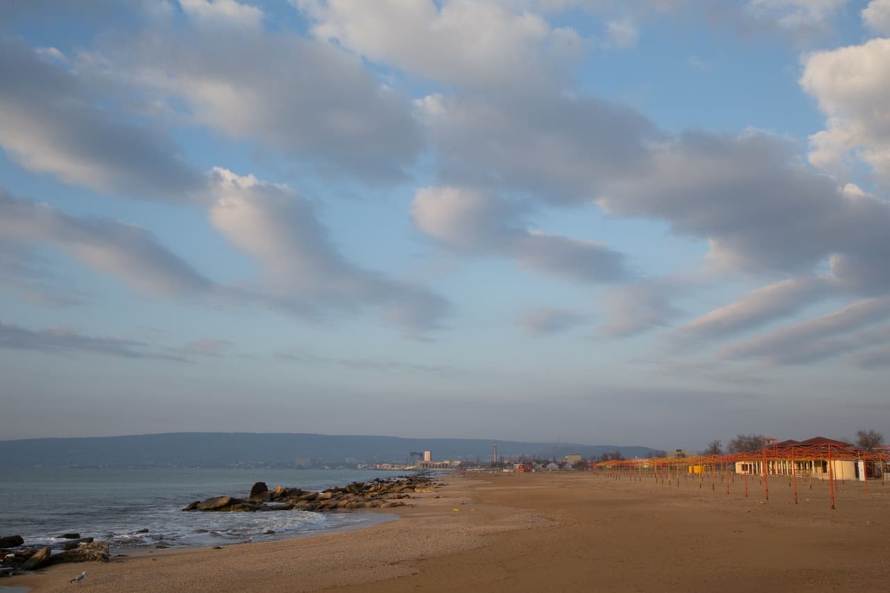 Fearing Ukrainian troops landing in Crimea, Russia intensifies coastal mining