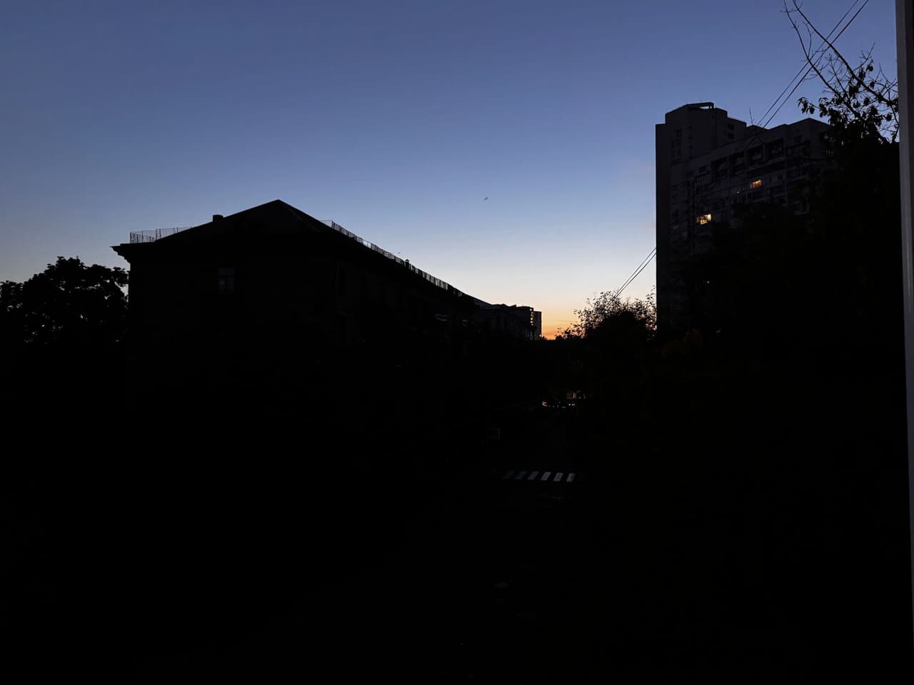Russian attacks plunge Kyiv into near-total darkness, disrupt power, metro, water supply