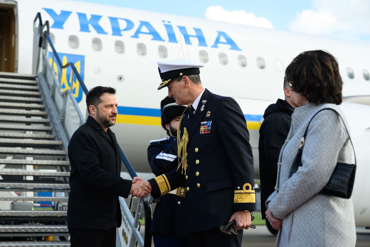 Zelensky lands in Netherlands to discuss air defense, economic partnership