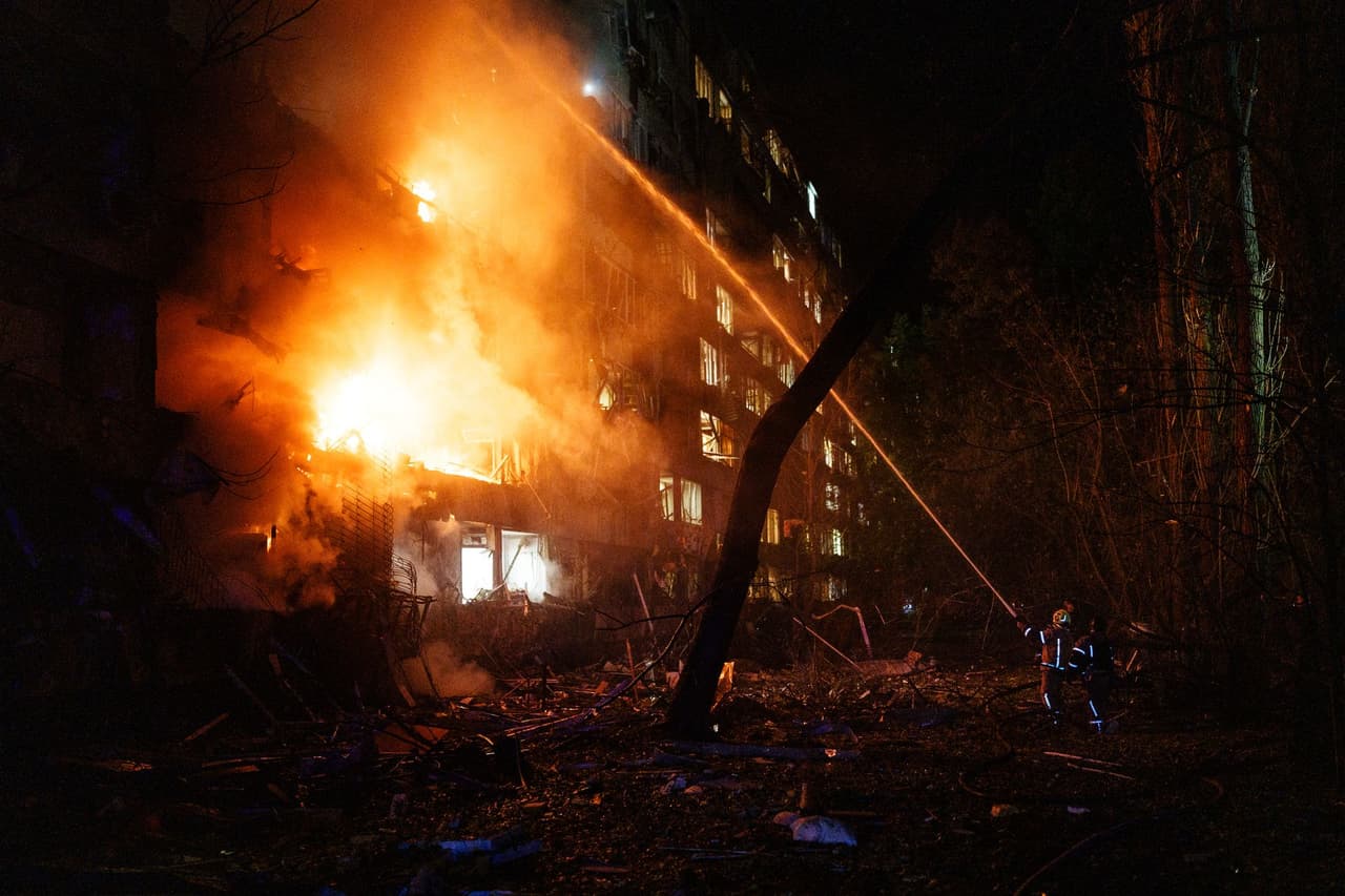 Deadly Russian missile strike in Kyiv kills 2, injures 21 — allies gave no early warning, officials say